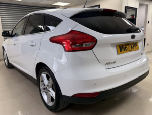 2017 Ford Focus 1.0t Ecoboost Titanium Hatchback 5dr Petrol Manual Euro 6 (s/s) (125 Ps) in Multicolour — image 4