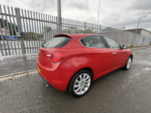 2015 Alfa Romeo Giulietta 2.0 Giulietta 2.0 Jtdm-2 150 Bhp Business in Red — image 2