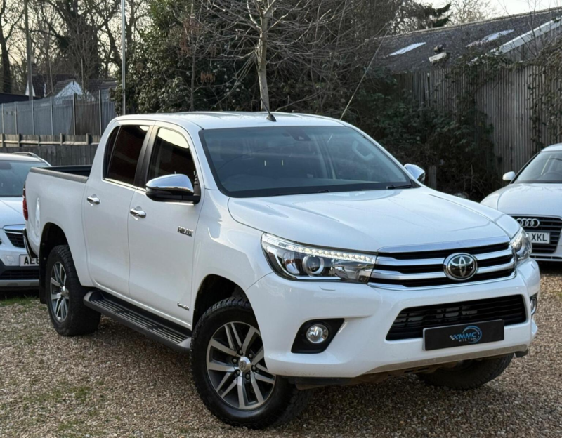 2019 Toyota Hilux 2.4 D-4d Invincible Auto 4WD Euro 6 (s/s) 4dr (tss) in White — image 1