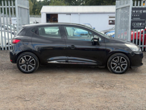 2013 Renault Clio 1.2 16v Dynamique Medianav Euro 5 5dr in Black — image 4