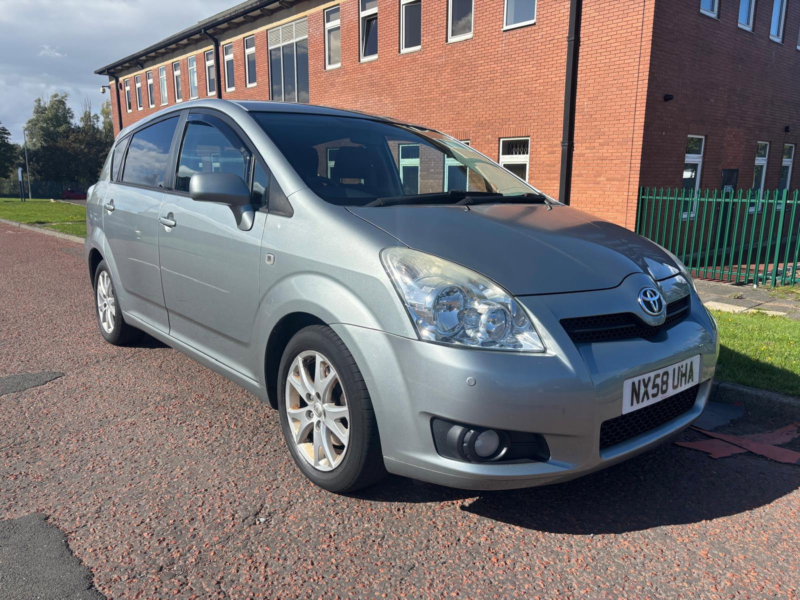 2008 Toyota Corolla Verso 2.2 D-4d Sr MPV 5dr Diesel Manual (167 G/km, 134 Bhp) in Silver — image 1