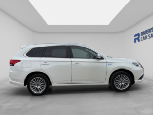 2020 Mitsubishi Outlander 2.4h Twinmotor 13.8kwh Dynamic SUV 5dr Petrol Plug-In Hybrid CVT 4WD Euro 6 (s/s) (224 Ps) in White — image 4