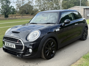 2016 MINI Hatch 2.0 Cooper S 3-Door Hatch in Black — image 4