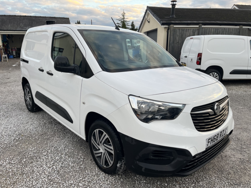 2019 Vauxhall Combo 1.6 Turbo D 2300 Edition in White — image 1