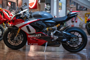 2025 Ducati Panigale V2 Final Edition *low Mileage - Stunning* in Multicolour — image 3