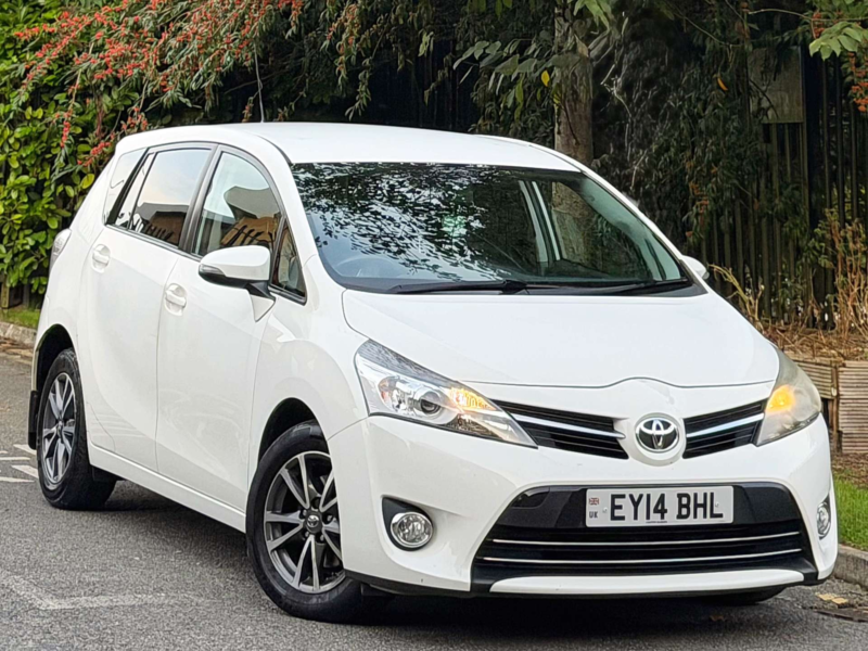 2014 Toyota Verso 1.6 D-4d Icon MPV 5dr Diesel Manual Euro 5 (s/s) (110 Bhp) in White — image 1