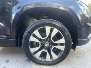 2014 Skoda Yeti 2.0 Tdi Laurin & Klement in Black — image 4