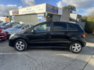 2011 Mercedes-Benz B Class 2.0 B180 Cdi Se in Black — image 4