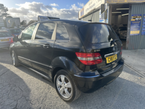 2011 Mercedes-Benz B Class 2.0 B180 Cdi Se in Black — image 5