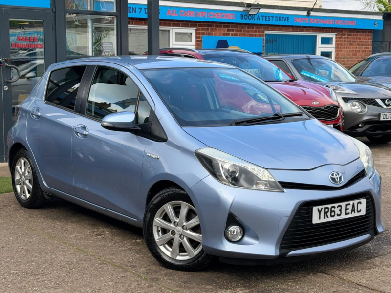 2013 Toyota Yaris 1.5 Vvt-H T4 CVT Euro 5 5dr in Blue — image 1