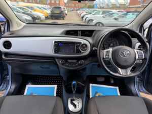 2013 Toyota Yaris 1.5 Vvt-H T4 CVT Euro 5 5dr in Blue — image 2