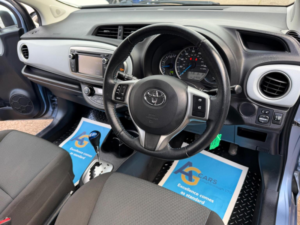2013 Toyota Yaris 1.5 Vvt-H T4 CVT Euro 5 5dr in Blue — image 3