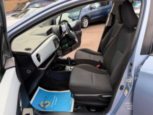 2013 Toyota Yaris 1.5 Vvt-H T4 CVT Euro 5 5dr in Blue — image 4