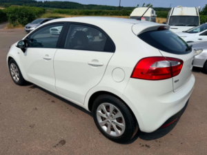 2014 Kia Rio 1.1 Crdi Ecodynamics 1 Air Hatchback 5dr Diesel Manual Euro 5 (s/s) (74 Bhp) in White — image 4