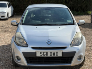 2011 Renault Clio 1.5 Dci Dynamique Tomtom Euro 5 3dr in Silver — image 3