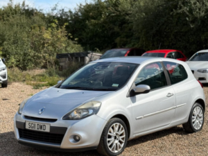 2011 Renault Clio 1.5 Dci Dynamique Tomtom Euro 5 3dr in Silver — image 4