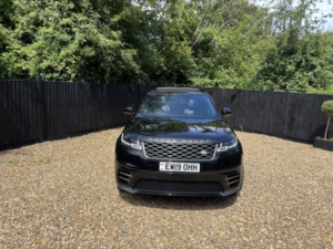 2019 Land Rover Range Rover Velar 3.0 D300 R-Dynamic Se in Black — image 4