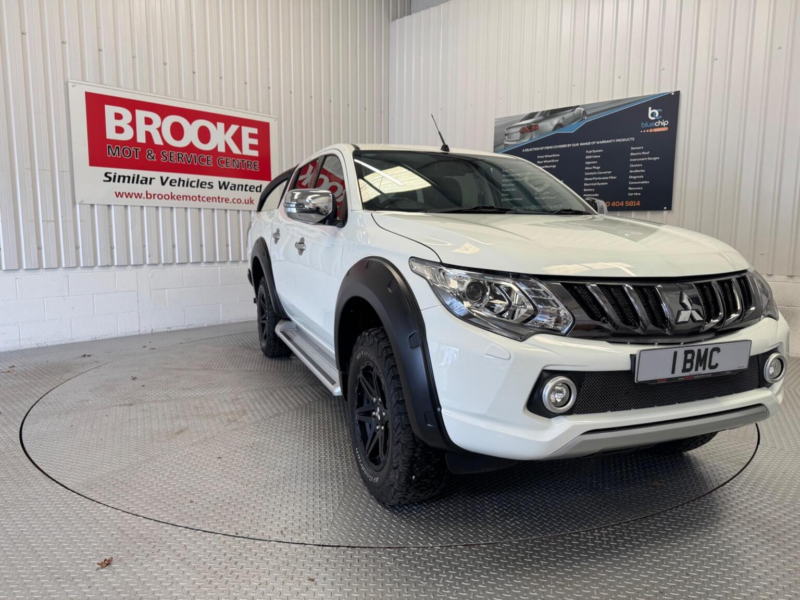 2019 Mitsubishi L200 2.4 Di-D Dc Barbarian 4WD Euro 6 4dr in White — image 1