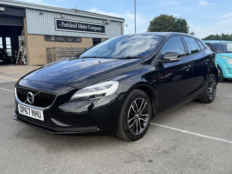 2018 Volvo V40 2.0 Momentum T2 in Black — image 1