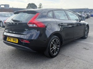 2018 Volvo V40 2.0 Momentum T2 in Black — image 3