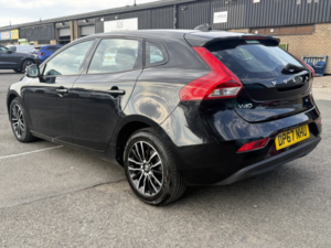 2018 Volvo V40 2.0 Momentum T2 in Black — image 4