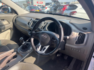 2013 Kia Sportage 2.0 Crdi Kx-4 AWD Euro 5 5dr in White — image 3