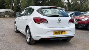2015 Vauxhall Astra 1.6i Sri Euro 6 5dr in White — image 4