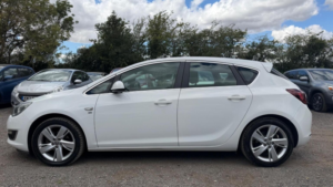 2015 Vauxhall Astra 1.6i Sri Euro 6 5dr in White — image 5