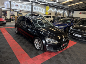 2015 Volkswagen Golf 2.0 Tdi Bluemotion Tech Gt in Black — image 4