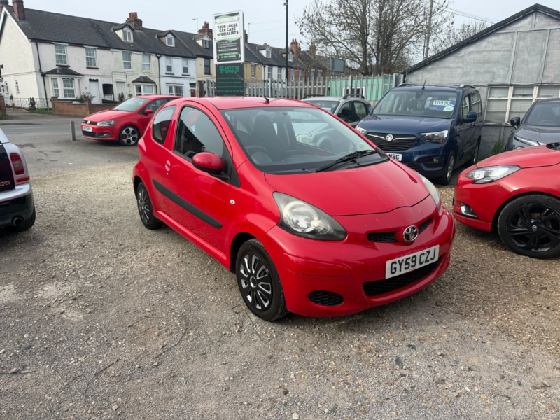 2009 Toyota Aygo 1.0 Vvt-I + Hatchback 3dr Petrol Multimode Euro 4 (67 Bhp) in Red — image 1