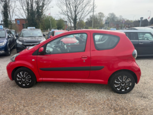 2009 Toyota Aygo 1.0 Vvt-I + Hatchback 3dr Petrol Multimode Euro 4 (67 Bhp) in Red — image 3