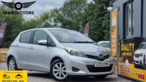 2012 Toyota Yaris 1.33 Dual Vvt-I Tr Euro 5 5dr in Silver — image 2