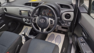 2012 Toyota Yaris 1.33 Dual Vvt-I Tr Euro 5 5dr in Silver — image 3