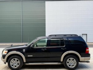 2009 Ford Explorer 4.6 V8 in Black — image 5