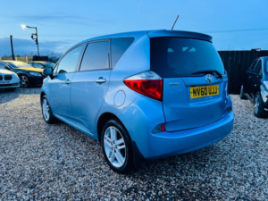 2011 Toyota Verso S 1.33 Dual Vvt-I Tr Euro 5 5dr in Blue — image 2