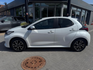 2023 Toyota Yaris 1.5 Vvt-H Design E-CVT Euro 6 (s/s) 5dr in White — image 5