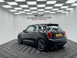 2017 MINI Hatch 1.5 Cooper 3-Door Hatch in Black — image 4