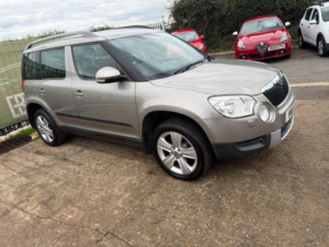 2011 Skoda Yeti 2.0 Tdi Se in Beige — image 3