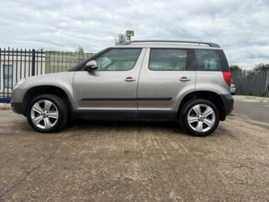 2011 Skoda Yeti 2.0 Tdi Se in Beige — image 5