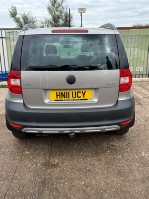 2011 Skoda Yeti 2.0 Tdi Se in Beige — image 6