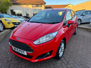2015 Ford Fiesta 1.25 Zetec Euro 5 5dr in Red — image 4