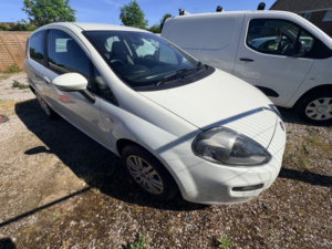 2013 Fiat Punto 1.2 Easy Hatchback 3dr Petrol Manual Euro 5 (69 Bhp) in White — image 5