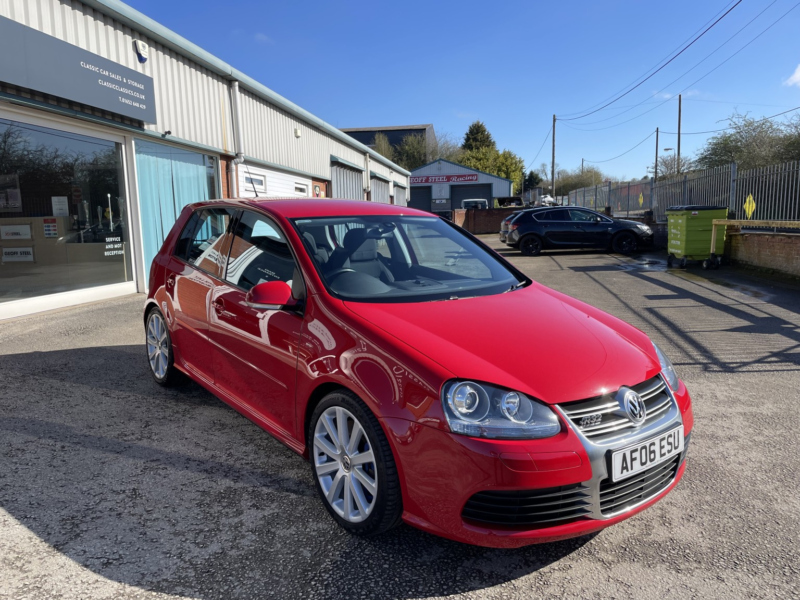 2006 Volkswagen Golf 3.2 V6 R32 in Red — image 1