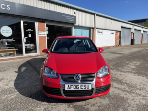 2006 Volkswagen Golf 3.2 V6 R32 in Red — image 2