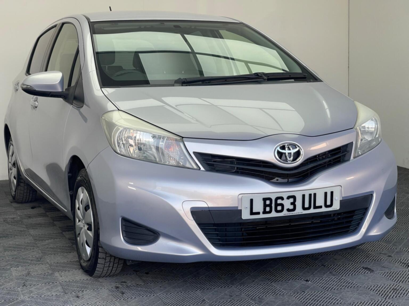 2013 Toyota Yaris 1.33 Dual Vvt-I Tr Multidrive S Euro 5 5dr in Purple — image 1