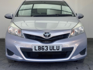 2013 Toyota Yaris 1.33 Dual Vvt-I Tr Multidrive S Euro 5 5dr in Purple — image 2