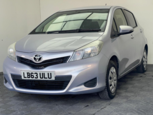 2013 Toyota Yaris 1.33 Dual Vvt-I Tr Multidrive S Euro 5 5dr in Purple — image 3