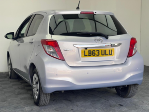 2013 Toyota Yaris 1.33 Dual Vvt-I Tr Multidrive S Euro 5 5dr in Purple — image 4