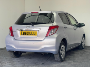 2013 Toyota Yaris 1.33 Dual Vvt-I Tr Multidrive S Euro 5 5dr in Purple — image 6