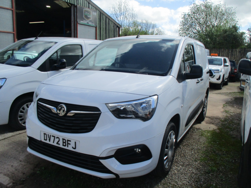 2022 Vauxhall Combo 1.5 Turbo D 2300 Sportive in White — image 1